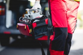 „O tragedie cumplită". Un bărbat şi-a găsit sfârşitul pe scările blocului, aşteptând 5 ore să vină ambulanţa. Salvarea a venit doar ca să constate decesul